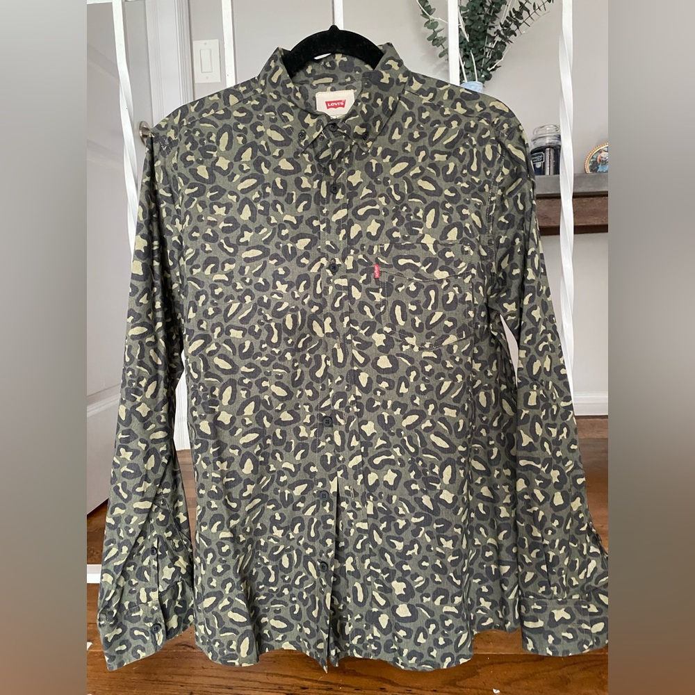Levi’s | Men’s Green Camouflage Collared Classic Fit Dress Shirt | Size Small